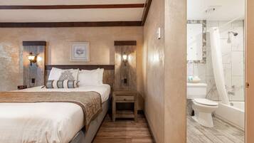 Een bad/douchecombinatie, een haardroger, handdoeken