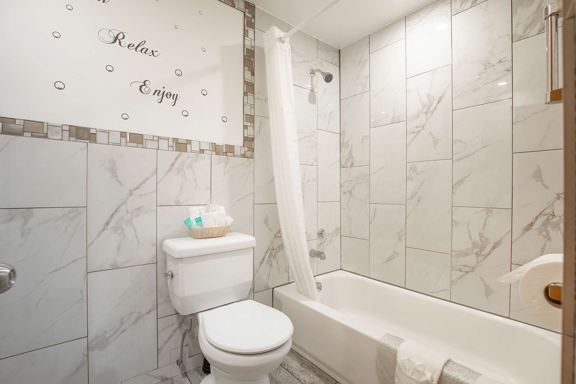 Bañera con ducha, secador de pelo, toallas