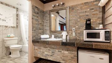 Een bad/douchecombinatie, een haardroger, handdoeken