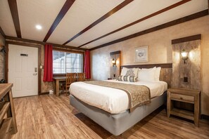 1 bedroom, desk, iron/ironing board, WiFi - Sandy Duck - Queen Studio Room at Wanderlust Inn, Pet Friendly (Ocean Shores)