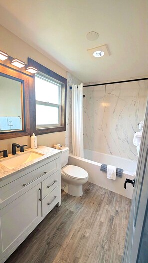 Combined shower/tub, hair dryer, towels - Moonlight Trail - King Studio Room at Wanderlust Inn, Pet Friendly (Ocean Shores)