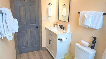 Combined shower/bathtub, hair dryer, towels