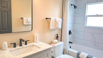 Combined shower/bathtub, hair dryer, towels