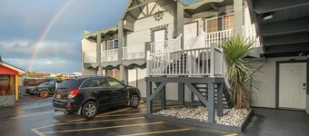 Misty Harbor - 1 Bedroom Suite with 1 King and 1 Queen Bed at Wanderlust Inn, Pet Friendly