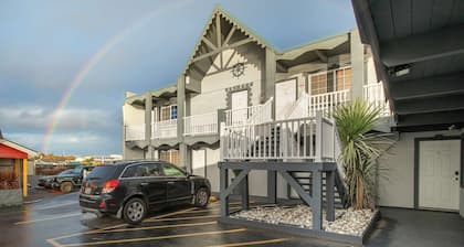 Sea Dreamer - 1 Bedroom Suite with 1 King and 1 Queen Bed at Wanderlust Inn, Pet Friendly