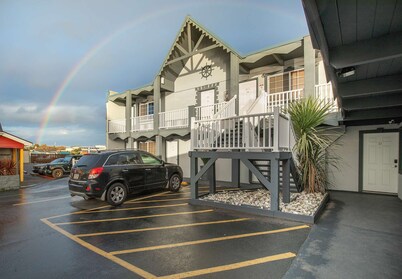 Sea Dreamer - 1 Bedroom Suite with 1 King and 1 Queen Bed at Wanderlust Inn, Pet Friendly