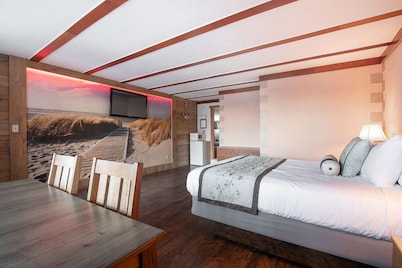 Sea Dreamer - 1 Bedroom Suite with 1 King and 1 Queen Bed at Wanderlust Inn, Pet Friendly