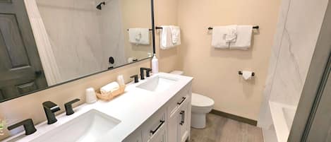 Combined shower/tub, hair dryer, towels