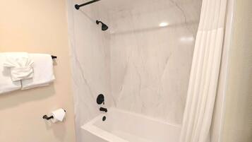 Chuveiro/banheira combinados, secador de cabelo, toalhas de banho