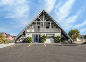 Exterior - Ocean Song - Queen Studio Room at Wanderlust Inn, Pet Friendly (Ocean shores)