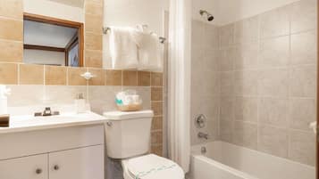 Combined shower/bathtub, hair dryer, towels