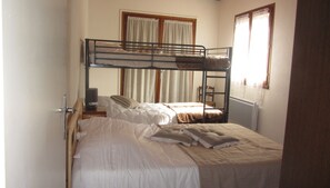 2 slaapkamers, een strijkplank/strijkijzer, internet