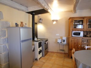 Fridge, microwave, oven, stovetop - Gite 5 persons in a stone mas, swimming pool, property 10Ha, panoramic view (Rocles)