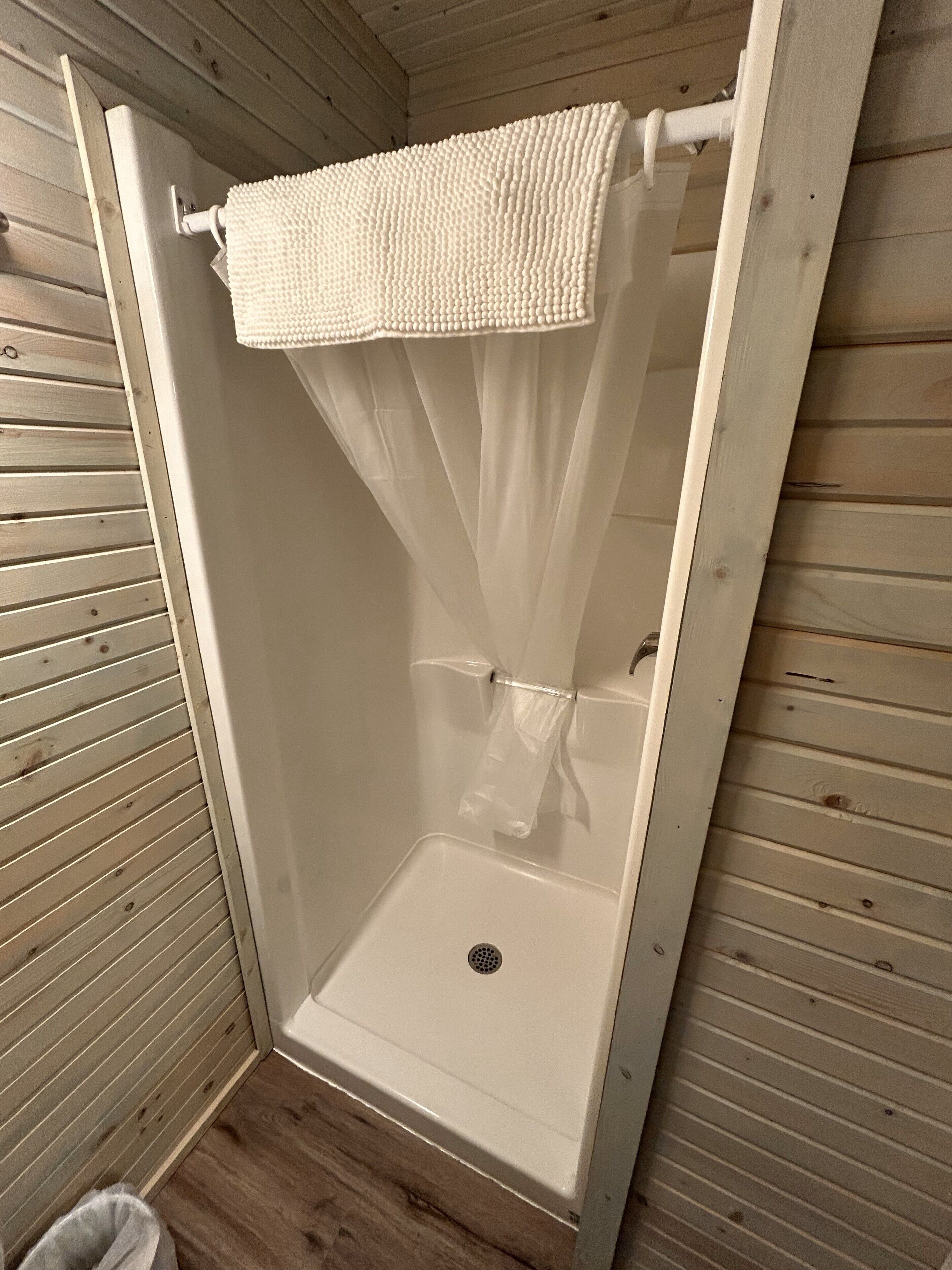 Douche, séchoir à cheveux, serviettes fournies, savon