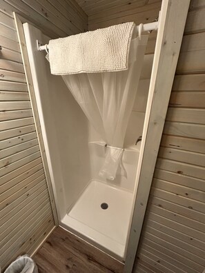 Douche, sèche-cheveux, serviettes fournies, savon