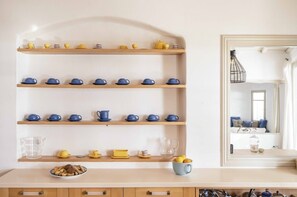 Kylskåp, ugn, diskmaskin och kaffe- och tebryggare