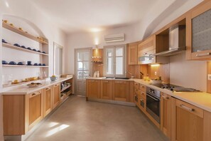 Réfrigérateur, four, lave-vaisselle, cafetière/bouilloire