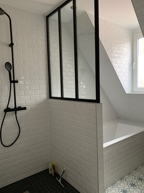 Ensemble douche/baignoire, sèche-cheveux, papier toilette
