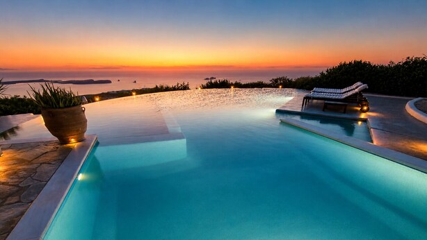 A infinity pool with a view of the sunset over the water. - Luxury Private Villa with Infinity Pool & Sunset Sea Views & SPA (Paros)