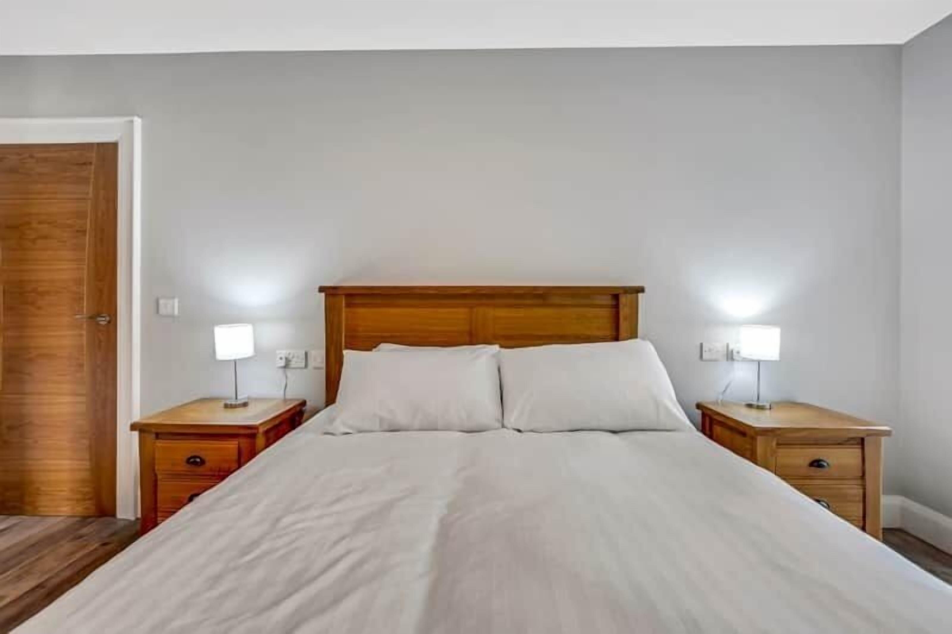 3 bedrooms, iron/ironing board, travel crib, WiFi (free)