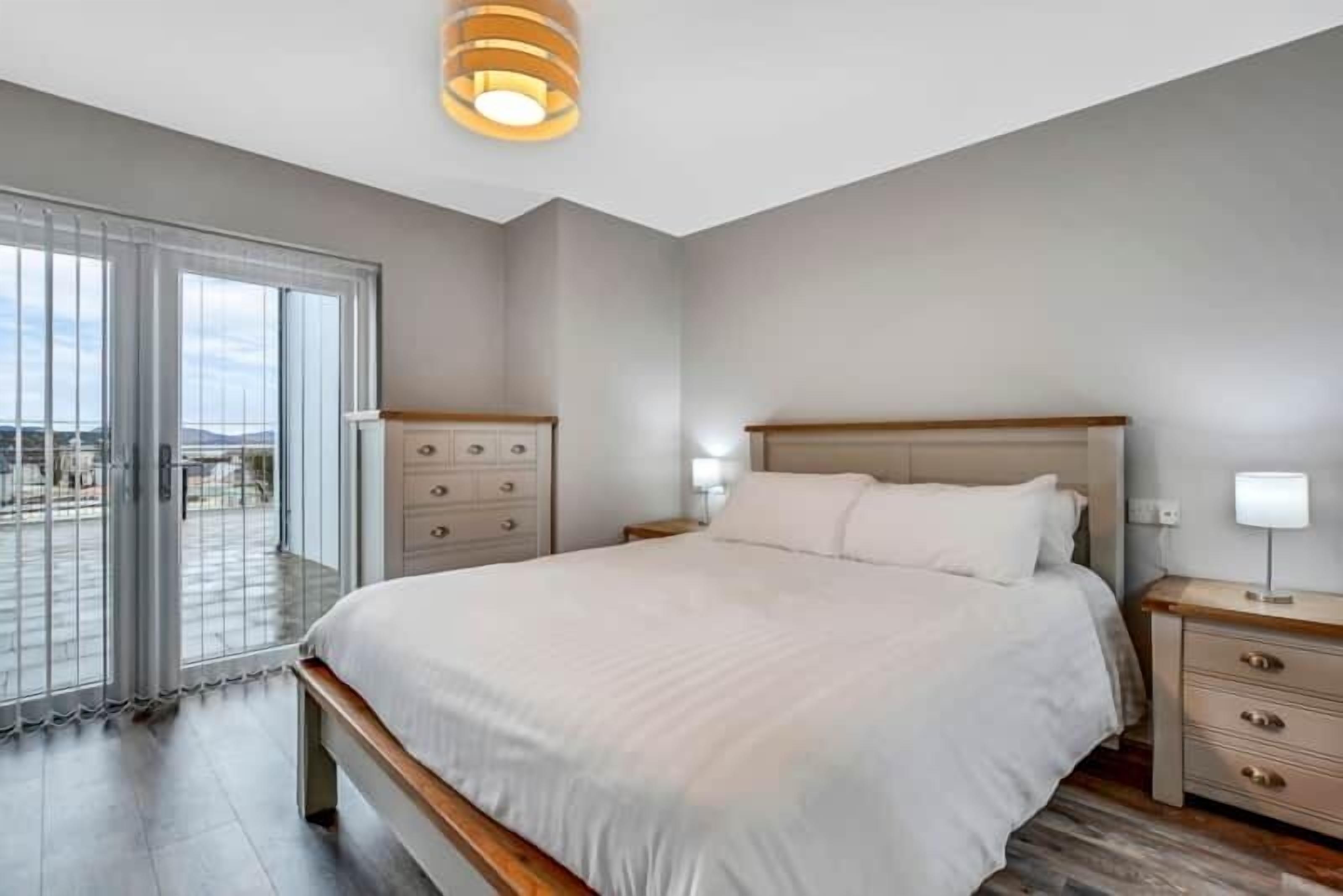 3 slaapkamers, een strijkplank/strijkijzer, reisbedje, gratis wifi