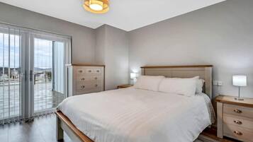 3 slaapkamers, een strijkplank/strijkijzer, reisbedje, gratis wifi