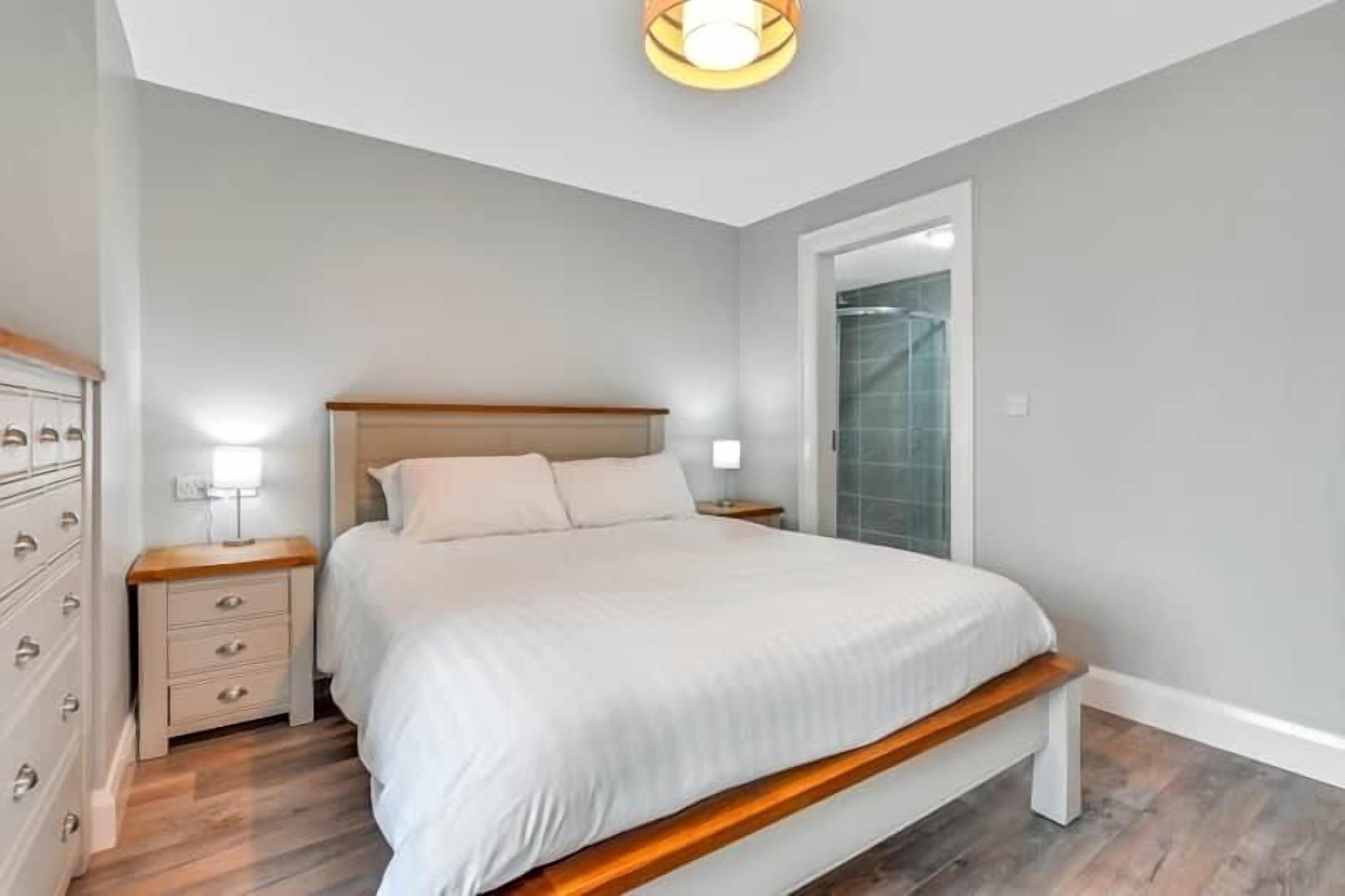 3 bedrooms, iron/ironing board, travel crib, WiFi (free)