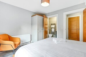 2 bedrooms, iron/ironing board, travel cot, free WiFi - Bayview Downings - Luxury 2 Bedroom Apartment (Downings)