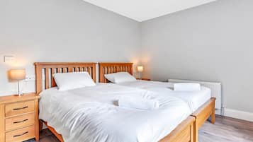 2 habitaciones, tabla de planchar con plancha y cuna de viaje