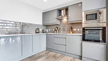 Frigorífico, microondas, horno y placa de cocina