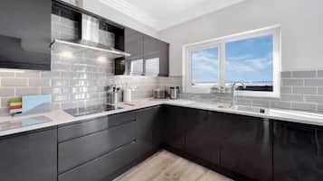 Coffee/tea maker, fridge, oven, stovetop