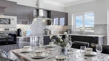 Coffee/tea maker, fridge, oven, stovetop