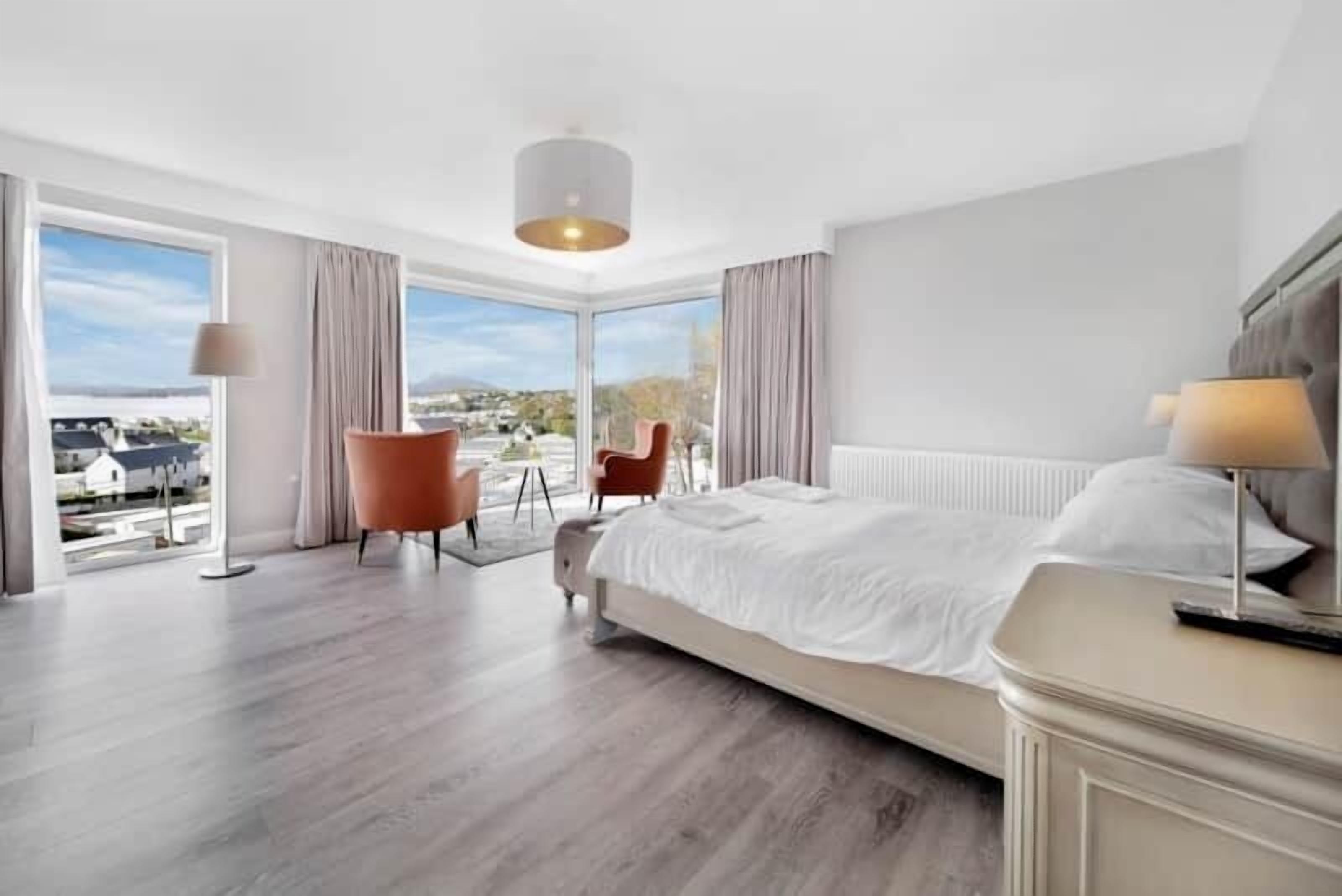 4 bedrooms, iron/ironing board, travel cot, free WiFi