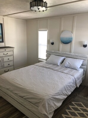 3 عدّة غرف نوم ومكتب وواي فاي مجانًا وملاءات أسرّة