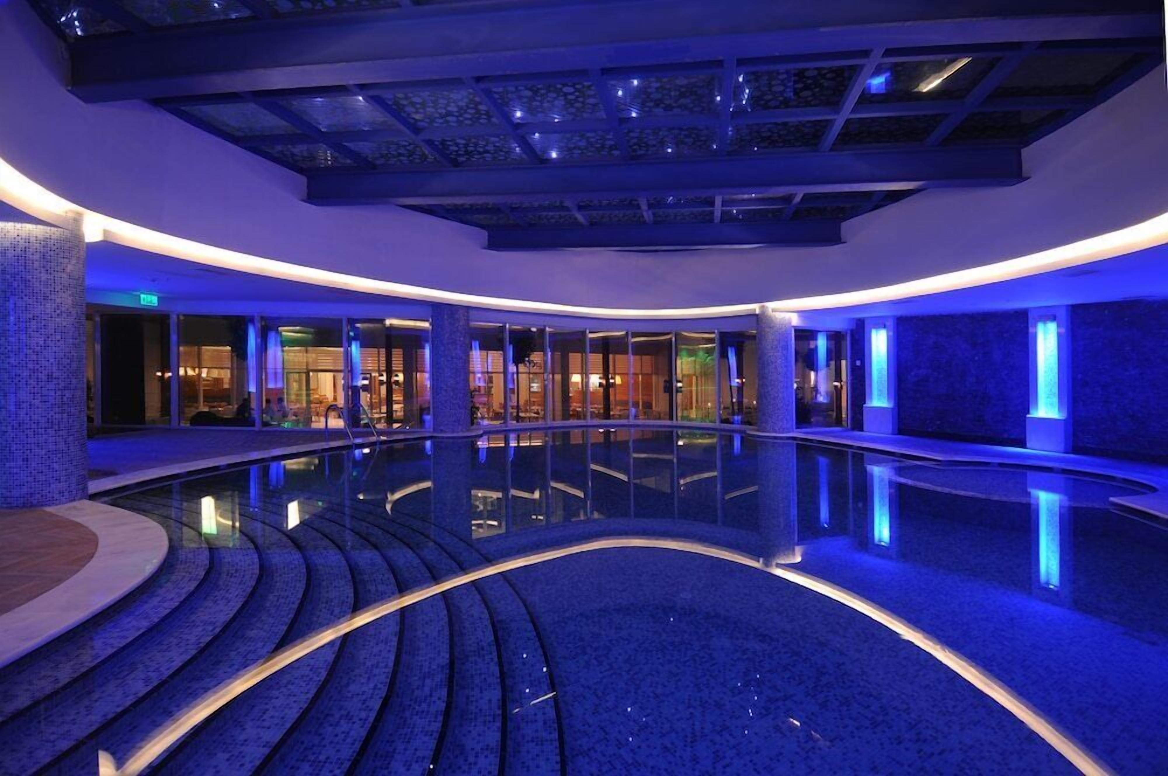 Kolam renang indoor dan kolam renang outdoor