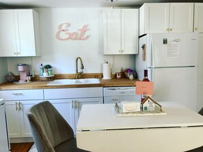 Refrigerador, microondas, lavavajillas y cafetera y tetera 
