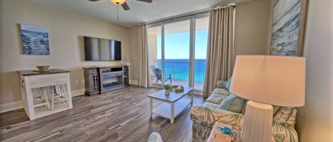 Smart-tv, een open haard, videospelletjes en een tafeltennistafel