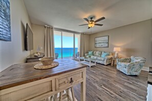 Smart-TV, Kamin, Videospiele, Tischtennisplatte