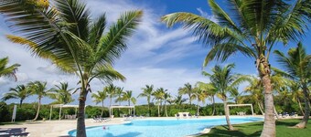 Fully equipped apartment overlooking golf course at luxury beach resort