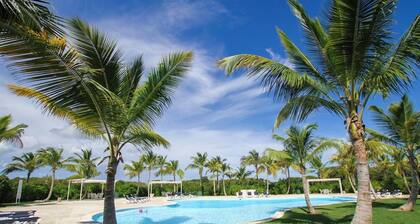 Fully equipped apartment overlooking golf course at luxury beach resort