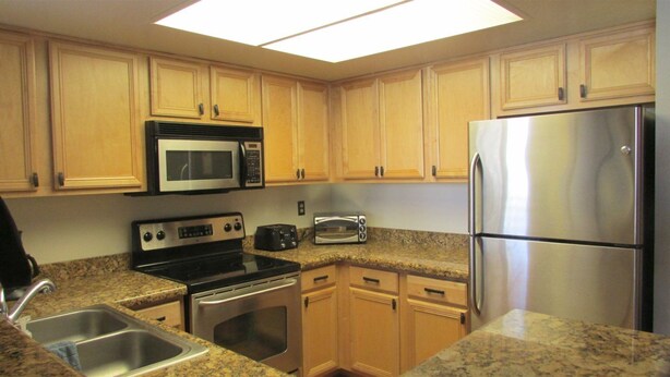 House (5757 W Eugie Ave #2065, Glendale) | Private kitchen | Coffee/tea maker, fridge, microwave, stovetop - 5757 Glendale (Glendale)