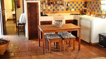 Een koelkast, een magnetron, een koffiezetapparaat/waterkoker