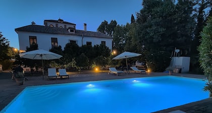 Charming rural house with swimming pool 3 km from the city of Granada. parking