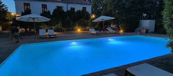 Charming rural house with swimming pool 3 km from the city of Granada. parking