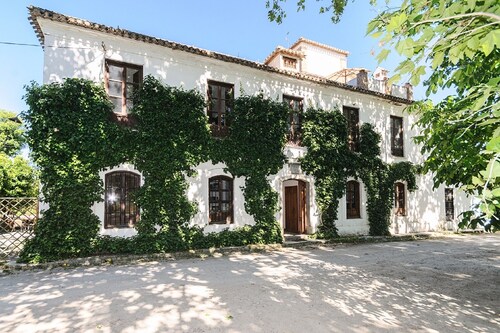 Charming rural house with swimming pool 3 km from the city of Granada. parking