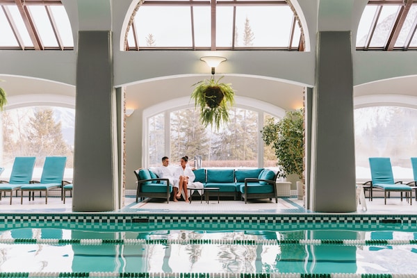 Una piscina techada, una piscina al aire libre