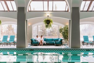 Una piscina techada, una piscina al aire libre