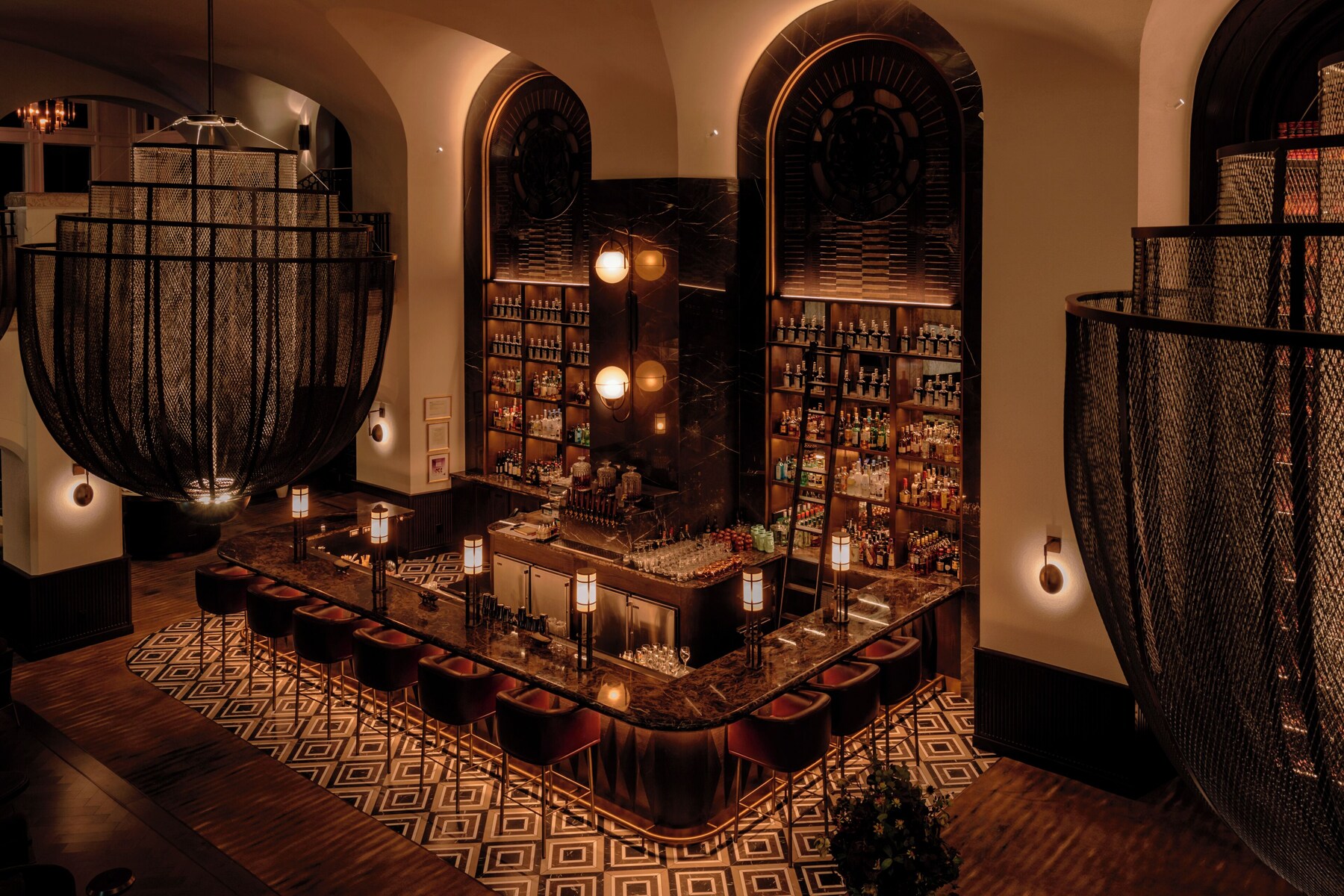 3 bars/lounges