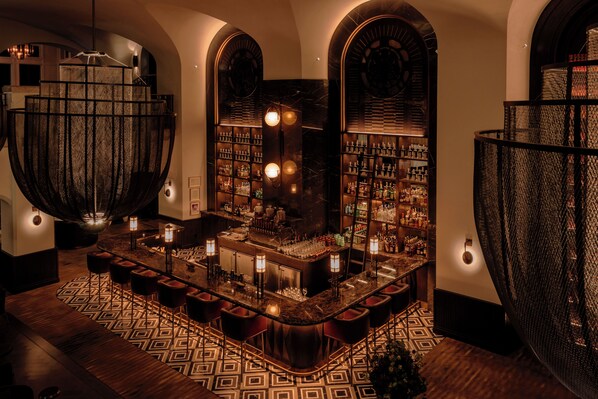 3 bars/lounges