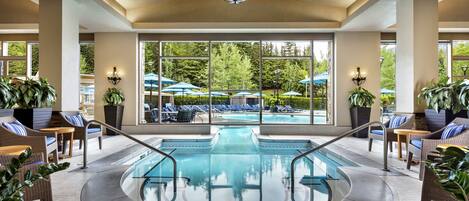 Een binnenzwembad en een buitenzwembad